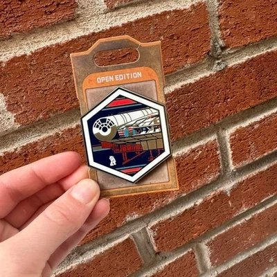 Prendedor Esmaltado Star Wars Parques Disney Edición Abierta Halcón Milenario R2 D2 Batuu Foto 1 de 4