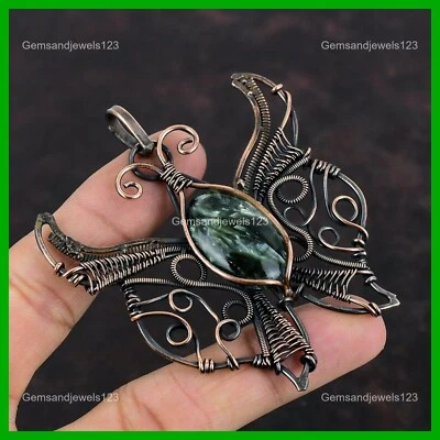 Colgante de cumpleaños mariposa envuelto en alambre de serafinita natural ovalado joyería cobre Foto 1 de 4