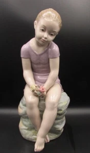 Figura Lladro nao 683 ragazza seduta sulla roccia con fiori di rose perfetta - Foto 1 di 5