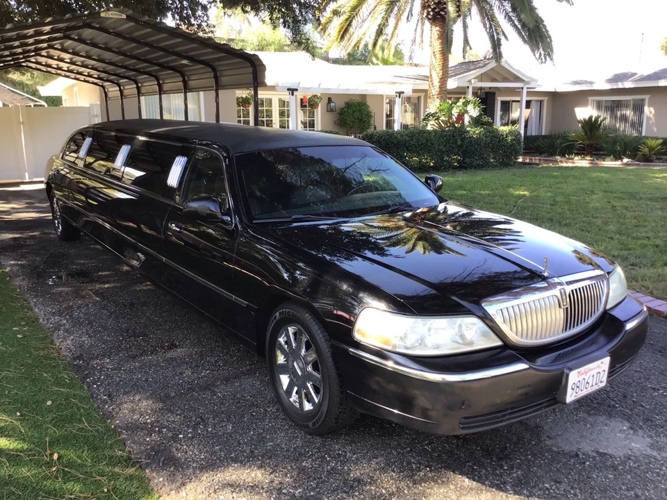 2004 Lincoln Town Car EXECUTIVE - Image 1 of 4