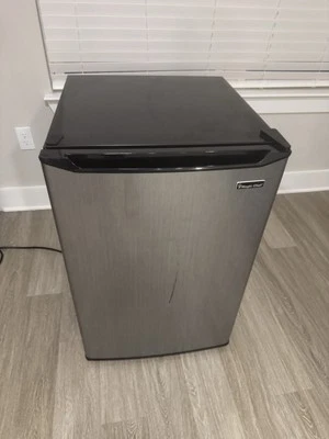 Magic Chef 4,2 Cu. Mini Nevera Ft. - Gris - Excelente Estado Foto 1 de 4