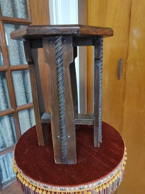 Soporte de planta estilo artesanal vintage base de roble tapa de pino 17" de alto Foto 1 de 3