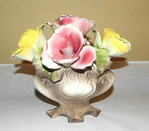 Arreglo floral de porcelana de colección Capodimonte pintado a mano de Italia - Imagen 1 de 1