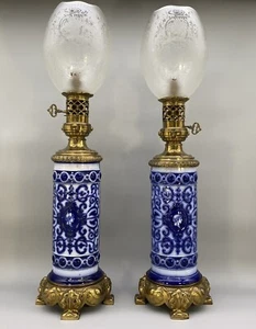 C. 1900 PAAR UMFANGREICHE BLAU & WEISS SALZGLASIERTE BRONZIERTE TISCHLAMPEN Ex ÖL - Bild 1 von 17