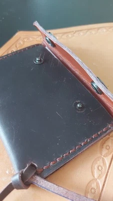 Cartera tarjeta minimalista, negra hecha a mano, hecha en USA, 2 bolsillos forrados en cuero Foto 1 de 4