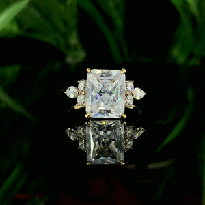 Anillo de moissanita y circonita cúbica estilo tradicional radiante creado en laboratorio - Imagen 1 de 4