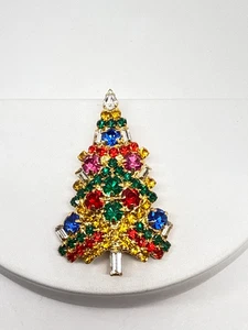 Vintage Vasari Christmas Tree Brooch gold Multicolor rhinestone signed - Picture 1 of 6