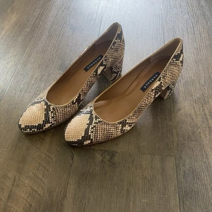 Margaux The Heel Beige Python Snake Block Heel Round Toe Pump Shoes Size 39.5 M - Picture 1 of 13