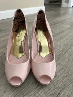 Tacones rosas Ted Baker usados dos veces en muy buen estado.  Hermoso! Talla 38 US 7,5-8 Foto 1 de 4