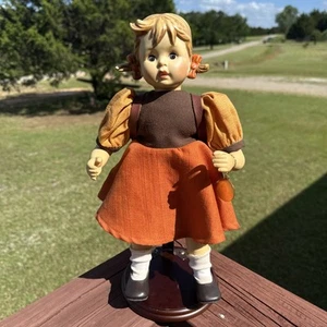 Muñeca de porcelana Hummel Goebel School Girl 14" de alto con soporte y etiqueta 1995 - Imagen 1 de 15