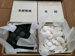 Set of 180 genuine clam shell go stones and 181 genuine Nachi black stones - Picture 1 of 10