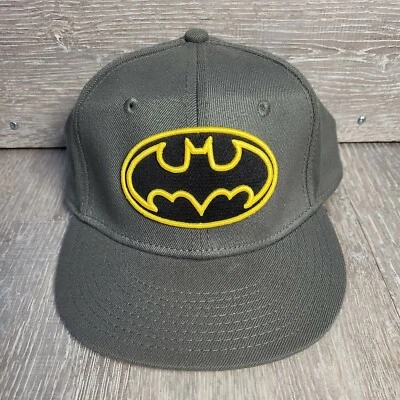 The Batman gris con logotipo clásico amarillo sistema operativo se adapta a la mayoría de las películas elásticas de DC Comics Foto 1 de 4