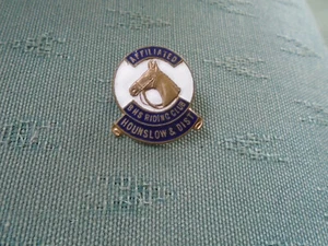 OLD HOUNSLOW & DIST. BRITISH HORSE SOCIETY AFFILIATED RIDING CLUB ENAMEL BADGE - Picture 1 of 2