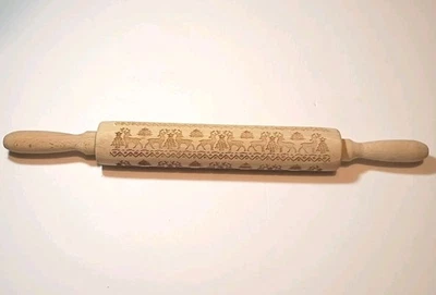 Rodillo de madera en relieve navideño ciervos y árboles de Navidad Foto 1 de 4