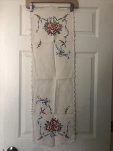 Sciarpa runner/comò da tavolo vintage, ricamata a mano 12” x 38” bordo uncinetto - Foto 1 di 15