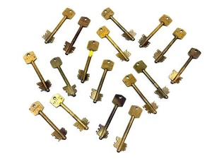 Vintage Ex-MoD Brass Mersey Keys (1960s-80s) – Military/Govt/Props Job Lot of 17 - Foto 1 di 13
