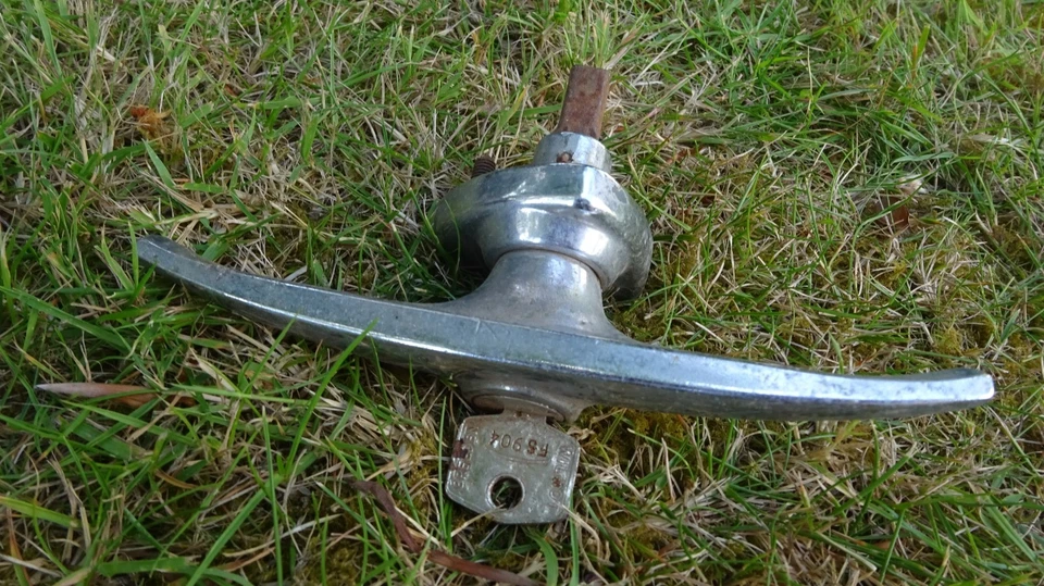 original Classic car MORRIS MINOR BOOT LID HANDLE With KEY USED CONDITION - Image 1 of 4