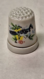 Vintage Keramik Porzellan Vintage Sammlerstück Fingerhut blauer Eichelhäher sitzend in Blumen - Bild 1 von 4
