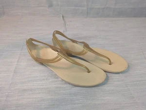 Crocs Isabella Riemen-Sandalen Größe 10 Gummi bronze gold T-Riemen Knöchel-Slipper - Bild 1 von 7