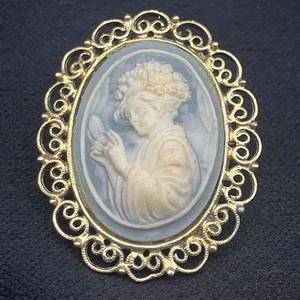 VINTAGE BLAU CREME KAMEE MIT BLUMENHUT BROSCHE ANSTECKNADEL GOLD Metall Gibson Mädchen Anhänger - Bild 1 von 3