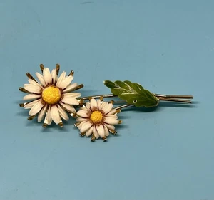 Vintage Kramer Signed Double Daisy Enamel Gold Tone Pin Brooch Daisies - Picture 1 of 7