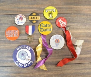Vintage Sport Pin Lot verschiedene Teams Button Abzeichen Notre Dame Cowboys Duke Braves - Bild 1 von 19