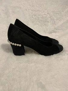 Chanel Wildleder Blockabsatz CC Cap Toe Perlen Pumps Gr. 37,5 950 $ - Bild 1 von 6