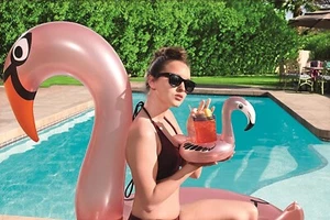 NUOVISSIMI PORTABICCHIERE FLAMINGO FASHION BESTWAY PER GOLD PARTY IN PISCINA - Foto 1 di 9