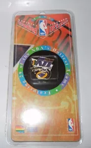 1995 Prodotti Stampati Licenza Ufficiale NBA Utah Jazz Logo Trading Spilla Nuova - Foto 1 di 2