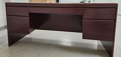 Escritorio de oficina Foto 1 de 4