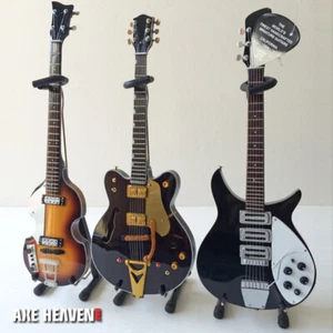 CONJUNTO de TRES mini guitarras clásicas de 10 pulgadas de colección de los Beatles - Imagen 1 de 11