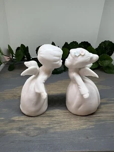 Niño y niña besando ángeles dos figuras de cerámica en miniatura numeradas Napcoware - Imagen 1 de 6