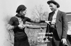 1932 Bonnie Parker Schrotflinte FOTO Gangster Bonnie und Clyde Gang Pistole spielen - Bild 1 von 2