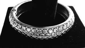 Vintage Y2k Modernist Bracelet Silver Tone Scaled Bubble Dot Pattern Hinged - Picture 1 of 7