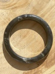 Brazalete gris ahumado multicolor con patrón de nube jade hetiano 57 mm, 浓烟灰带紫带翠意境手镯 - Imagen 1 de 9