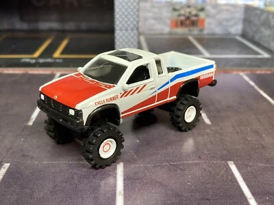 Camión Nissan 1995 carrocería rígida elevado 4x4 1/64 diecast personalizado todo terreno 4x4 caja de cerillas Foto 1 de 4