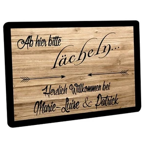 Fussmatte mit Wunschname - Ab hier bitte Lächeln (Holzhintergrund) - Bild 1 von 8