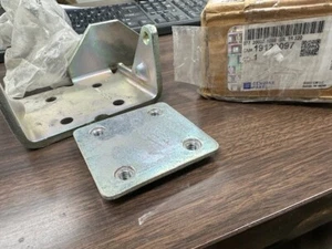 GM 19120097 Bisagra de puerta izquierda OEM GMC 2010-14 Chevy Express GMC Savana NUEVO - Imagen 1 de 3