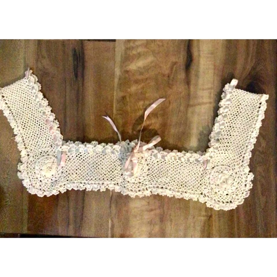 Antiguo yugo irlandés de encaje de ganchillo con ribete de cinta rosa Foto 1 de 1