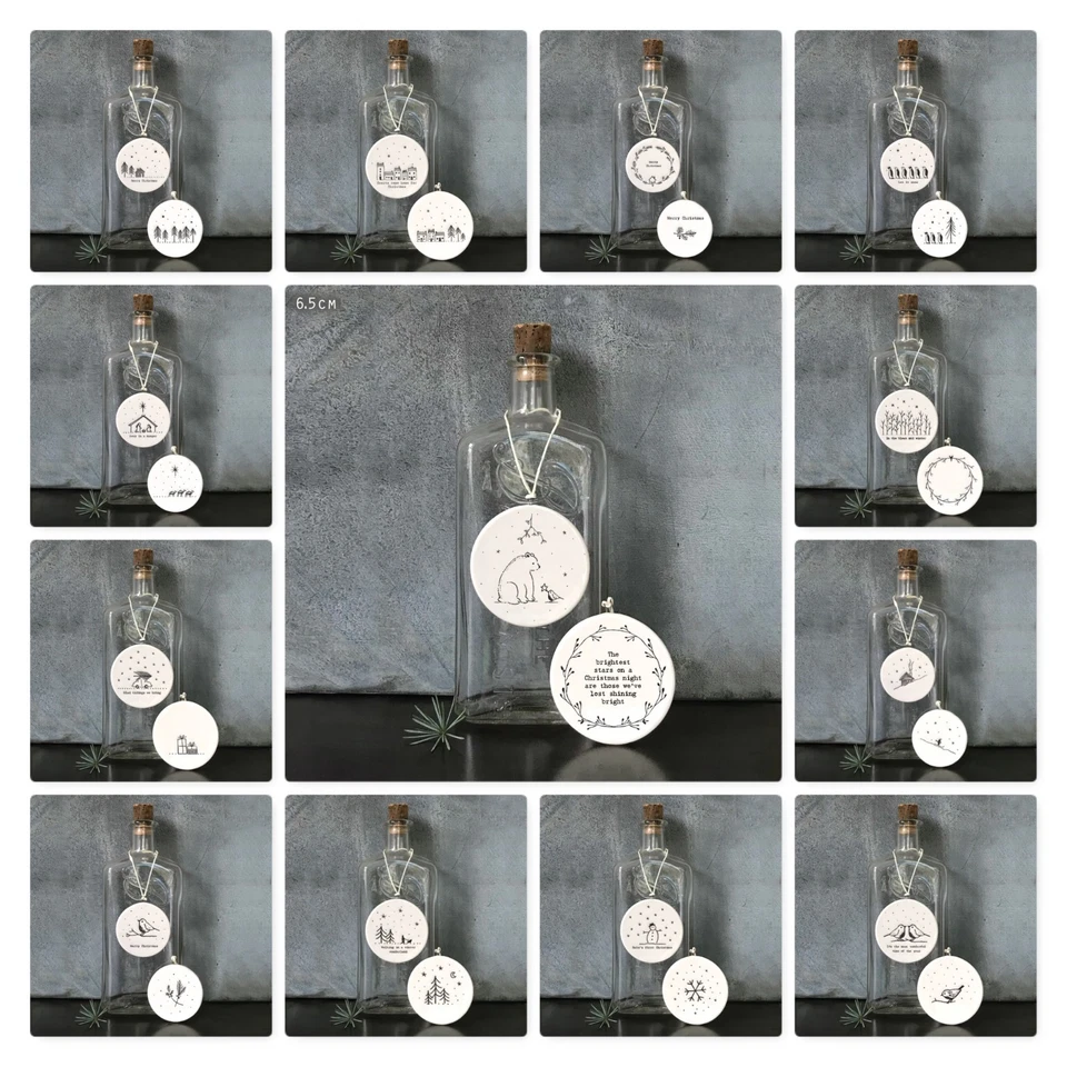 Varios adornos navideños colgantes de cerámica blanca del este de la India Foto 1 de 1