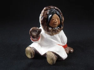 Vintage C Alan Johnson Eskimo Figur Dinah Inuit Alaska Mädchen sitzend winkend 1982 - Bild 1 von 5