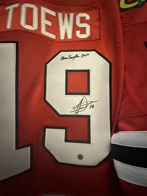 Camiseta deportiva firmada por Jonathan Toews Frameworth Chicago Blackhawks 2010 Conn Smyth Foto 1 de 4