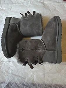*NEW* WOMEN UGG Classic Mini Bailey Bow Grey Sz 7 Floor Model - Picture 1 of 4