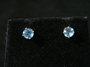 Pendientes de tachuelas de joyería de mariposa de oro amarillo de 14 K con piedras azules #838 - Imagen 1 de 4