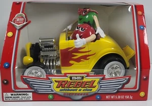 Dispensador M&M's Rebel Without a Clue ~ Figuras rojas y verdes ~ Coche amarillo - Imagen 1 de 12