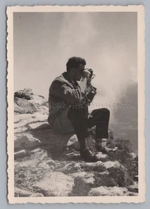 Mann mit Kamera und Fernglas im Gebirge 1958 - Altes Foto 1950er - Picture 1 of 2