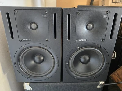 Monitores de campo cercano alimentados Genelec 1030a 6,5" (par) con bases de monitor Auralex Foto 1 de 4
