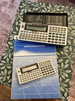 Sharp Taschencomputer Taschenrechner PC-1403 mit Handbuch Vintage Retro - Bild 1 von 4
