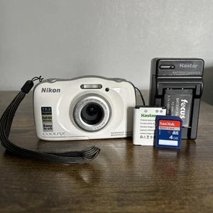Nikon Coolpix W100 waterproof digital camera, 13.2 MP - W/batt, charger, SD Card - Picture 1 of 8