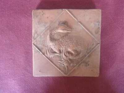 Beau carreau en terre cuite "renaissance", ancien Salamandre - Photo 1/2